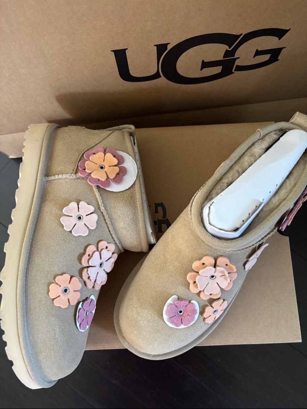 UGG CLASSIC ULTRA MINI FLEUR IN MUSTARD SEED SZ 7,8 NEW IN BOX! - Picture 2 of 10